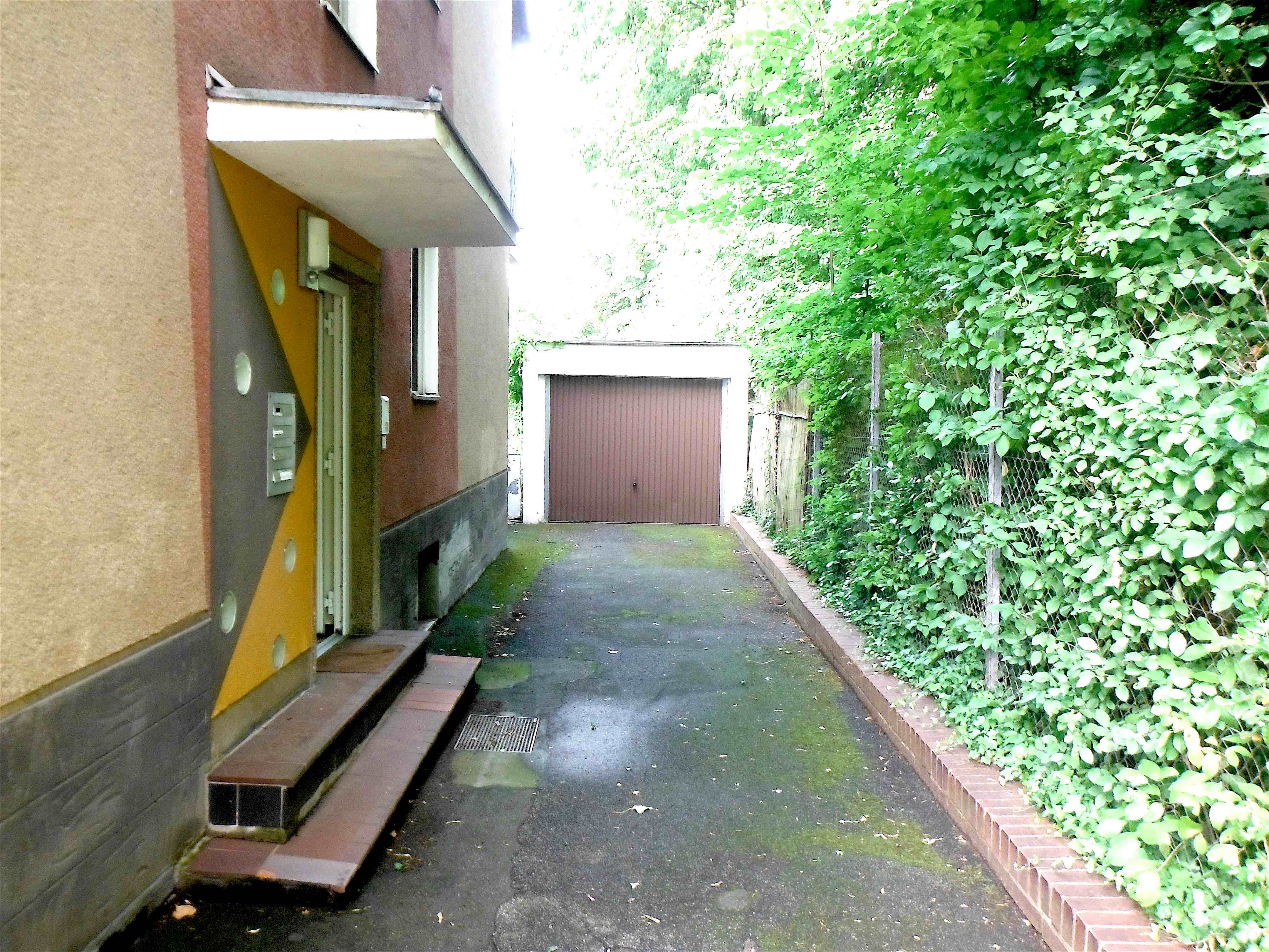 Ansicht Bestand Giebelseite/Hauseingang/Zugang zum Garten